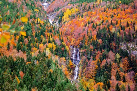 spain-huesca-pyrenees-ordesa-bujaruelo-autumn-waterfall-c-lunamarina[1]